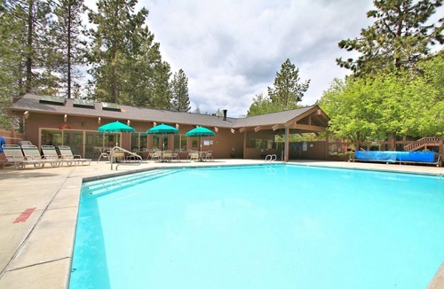 Sunriver Condo | The Ridge at Sunriver - Condo #14 - Access provided to onsite seasonal swimming pool & tennis facilities, year-round hot tub plus 4 bikes
