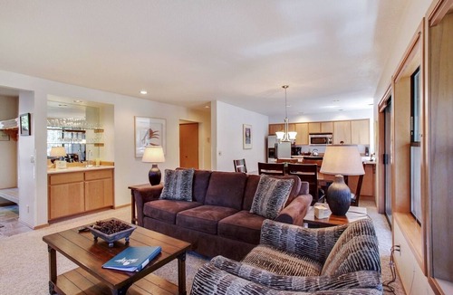 Sunriver Condo | The Ridge at Sunriver - Condo #31 - Access provided to onsite seasonal swimming pool & tennis facilities, year-round hot tub plus 4 bikes