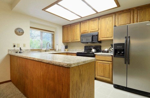 Sunriver Condo | The Ridge at Sunriver - Condo #09 - Access provided to onsite seasonal swimming pool & tennis facilities, year-round hot tub plus 4 bikes