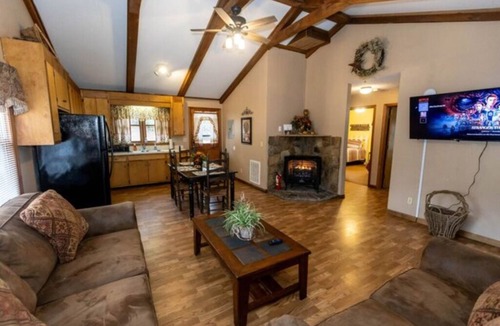 Springmaid Mountain Cottage | The Ridge Cabin - Sleeps 4