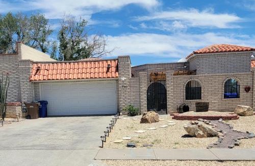 Las Cruces House | The Ritz Spa Sanctuary hot tub/patio/fam/pet