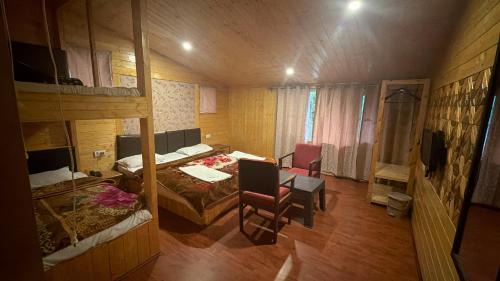 Laripora Hotel | The River Edge