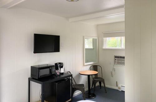 Algoma Hotel | The River Hills Motel - Algoma, WI - Near Door County