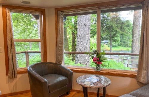 Leaburg House | The River House' w/Deck, on McKenzie River!