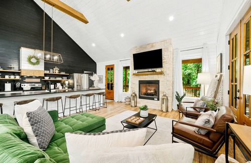 Broken Bow Cabin | The Roasted Marshmallow-LUXURY Cabin-Couples-Small Family-HotTub-Swings-CornHole