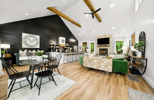 Broken Bow Cabin | The Roasted Marshmallow-LUXURY Cabin-Couples-Small Family-HotTub-Swings-CornHole