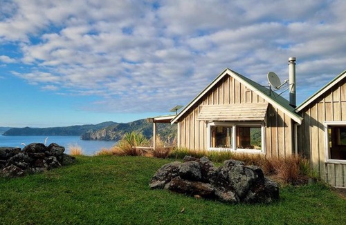 Tuateawa House | The Rock