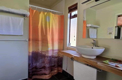 Takaka Hotel | The Rocks Chalets