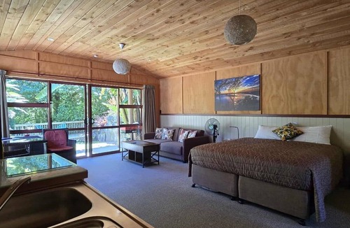 Takaka Hotel | The Rocks Chalets