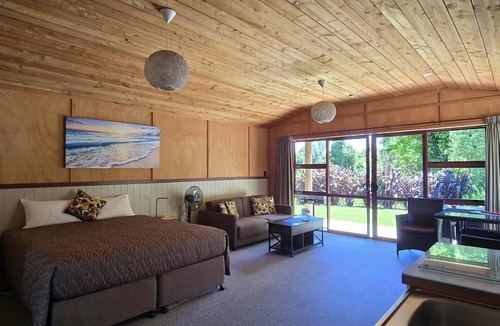 Takaka Hotel | The Rocks Chalets