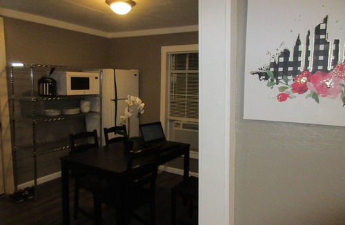 North San Antonio - SAT House | The Roost - Guest House with Queen Bed