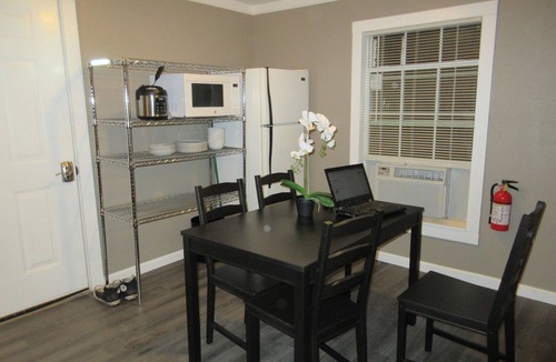 North San Antonio - SAT House | The Roost - Guest House with Queen Bed