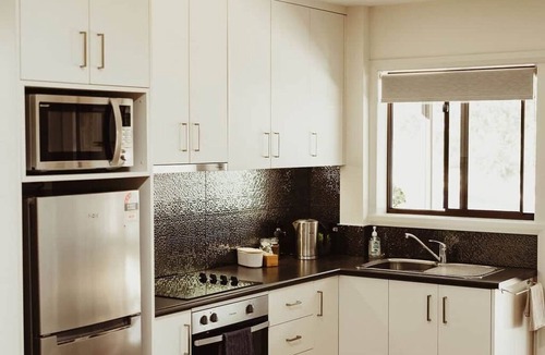 Relbia House | The Rosella - One-bedroom cottage at Bundaleera Vineyard
