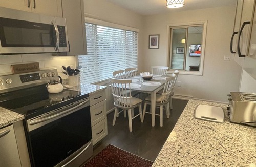 Mystic House | The Rossie Charmer- A 3 bdrm Mystic Getaway- Children 16+ welcome