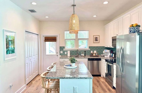 Pleasant Street House | The Royal Cypress Suite, Near UF, Shands, Downtown