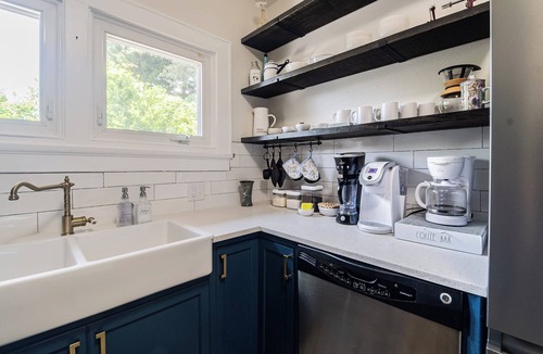 Lakeland House | The Royal Swan - Downtown Lakeland - Sleeps 6 - Fenced in Backyard+Pet Friendly