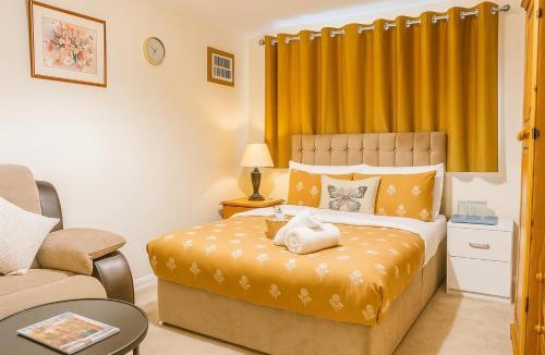 Little Hay House | The RS Inn - Cozy Homestay Premium Private Rooms Near Birmingham International Train Station, Airport, NEC For Company, Contractor and Leisure Stays - HS2, JLR Large Onsite Secure Parking