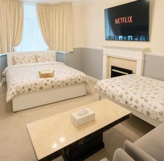 Little Hay House | The RS Inn - Cozy Homestay Premium Private Rooms Near Birmingham International Train Station, Airport, NEC For Company, Contractor and Leisure Stays - HS2, JLR Large Onsite Secure Parking