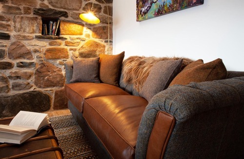 Ullapool Cottage | The Ruin-Luxury shoreside Retreat-woodfired hot tub - Dog friendly- Ullapool