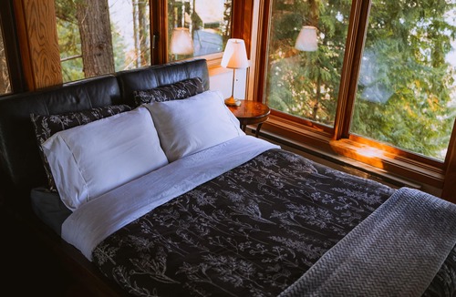 Salt Spring Island House | The Sanctuary Retreat: Peaceful Oasis in the Trees with Jacuzzi