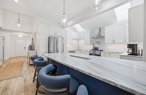 Bayview House | The Sandcastle- Large Patio And Deck on the Beach