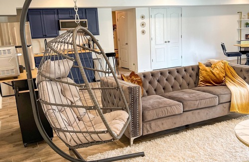 Linton Hall Apartment | The Sapphire - Luxury Basement Suite Close to I-66 Queen Beds 2000 sqft