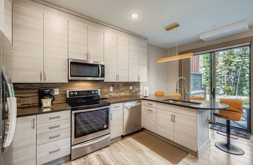 Lakeside Village Condo | The Scenic Summit Stay
