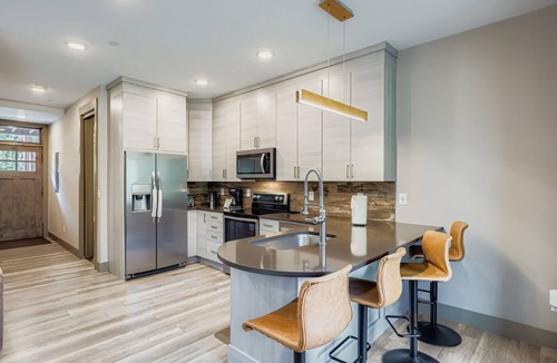 Lakeside Village Condo | The Scenic Summit Stay