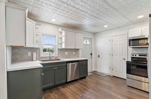Cedar Rapids House | The Schoolhouse-Steps from Coe & Close to Downtown