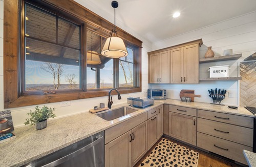 Banner Elk Cabin | The Screaming Eagle at Eagles Nest - hot tub, views, pool table, fire pit