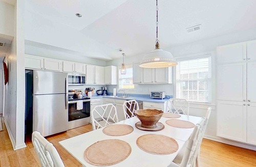 Ocean Isle Estates House | The Sea Shell Shack: Shared pool, balcony & near the beach