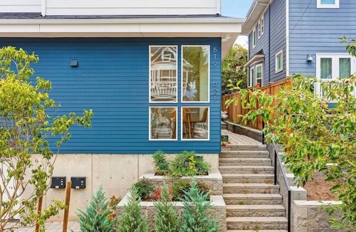 Capitol Hill Apartment | The Seattle Kraken Sweet Suite