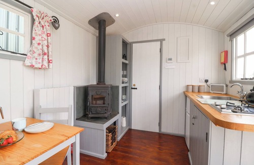 Nettleton Cottage | THE SHEPHERDS HUT, romantic, with a garden in Nettleton