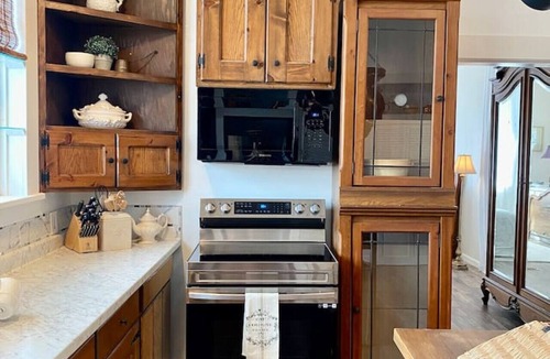 Sutter Creek Apartment | The Shopkeeper's Cottage ~ CHIC!