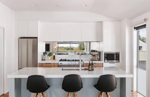 Papamoa Beach House | The Shore Break - Beachfront Luxury in Papamoa – Spacious 3-Bedroom Home with Panoramic Ocean Views, Large Balcony, Gourmet Kitchen, Double Garage, and Steps from the Sand
