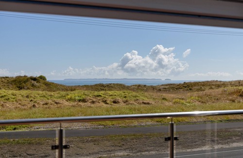 Papamoa Beach House | The Shore Break - Beachfront Luxury in Papamoa – Spacious 3-Bedroom Home with Panoramic Ocean Views, Large Balcony, Gourmet Kitchen, Double Garage, and Steps from the Sand