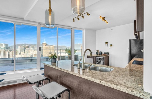 Crosstown Condo | The Skydeck Penthouse - Panoramic Hot Tub Views
