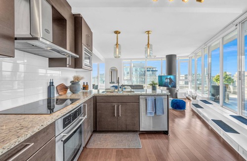 Crosstown Condo | The Skydeck Penthouse - Panoramic Hot Tub Views