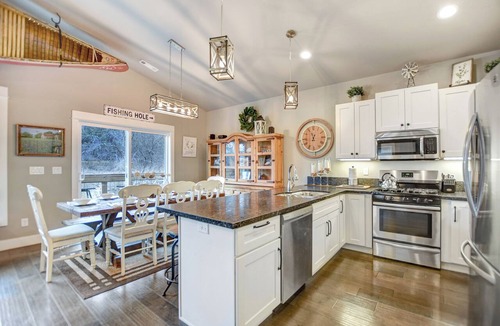 Gold Hill House | The Sleepy Canoe - A Cozy River front house near everything in Southern Oregon