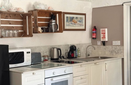 Lechlade Apartment | The Smythy Cotswolds Cottage Farm Stay With Pool