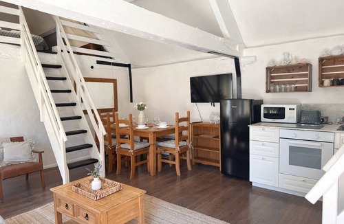 Lechlade Apartment | The Smythy Cotswolds Cottage Farm Stay With Pool