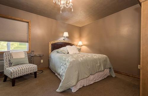 Chalk Hill Hotel | The Sophia Gallatin | Jacuzzi Tub Historic Inn Room