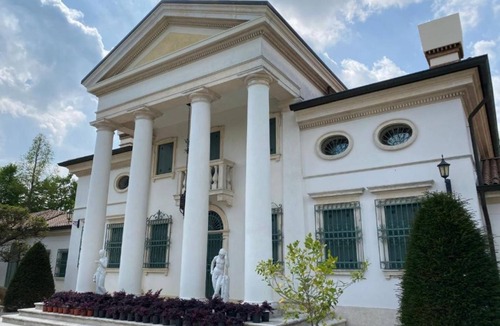 Bagnolo Villa | The Space🏡 Villa Gerla: Exclusive Dependance in a Palladian Villa – An Oasis of Peace and Elegance near Venice, Padua and TrevisoLive a unique experience in the Dependance of Villa Gerla, a residence with a rustic yet refined style, surrounded by a