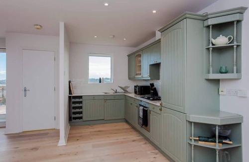 Coppetts Apartment | The Sparkford Gardens - Lovely 2BDR with Balcony