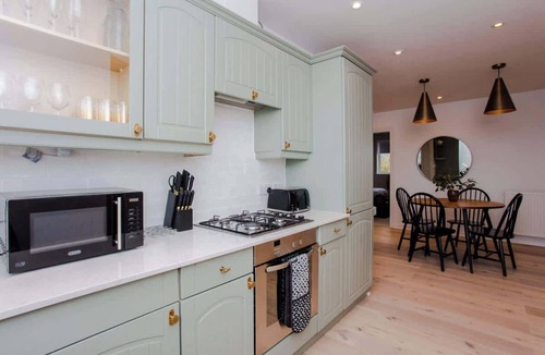 Coppetts Apartment | The Sparkford Gardens - Lovely 2BDR with Balcony