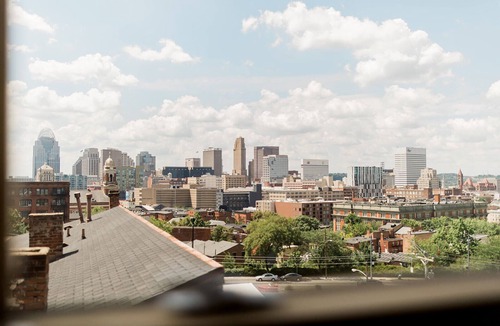 Mount Auburn House | The Speakeasy-Walk to OTR, Basement Bar, Cozy Stay