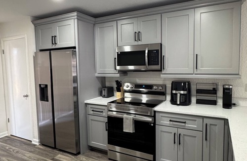 Spring Hill Apartment | The Spring Hill Stay- Modern 2 bed 1 bath duplex apartment