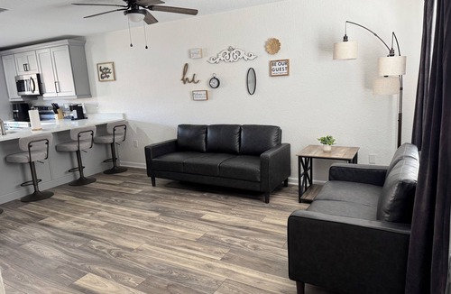 Spring Hill Apartment | The Spring Hill Stay- Modern 2 bed 1 bath duplex apartment