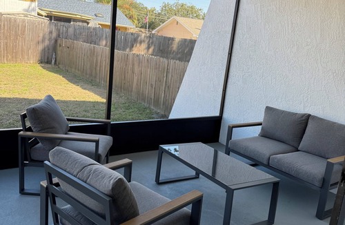 Spring Hill Apartment | The Spring Hill Stay- Modern 2 bed 1 bath duplex apartment