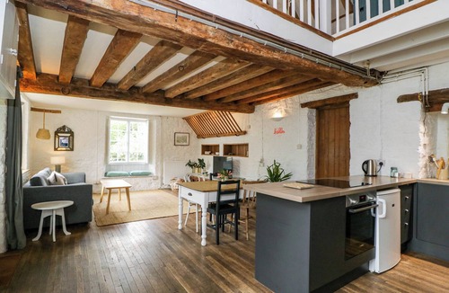 Colerne Cottage | THE STABLES AT DAUBENEYS, pet friendly, with a garden in Colerne